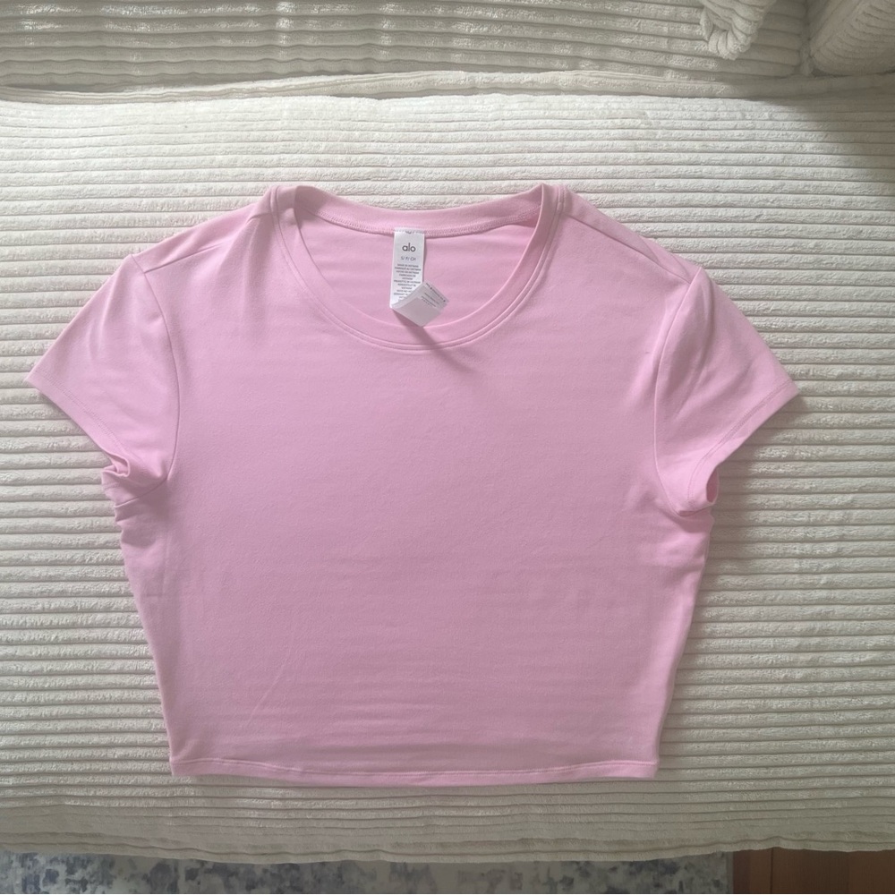 Alo cropped finesse tee in sweet pink